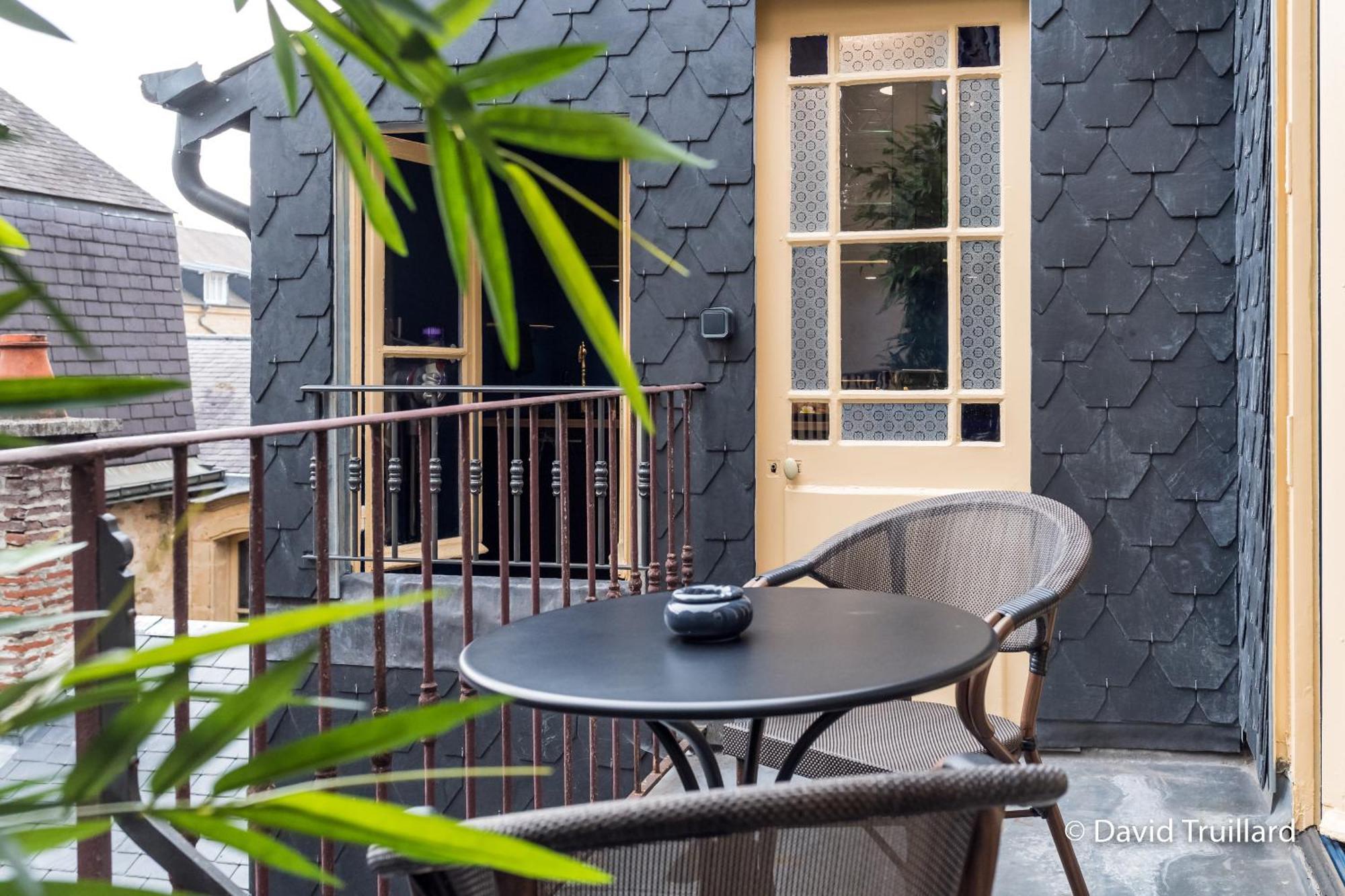 Suites Mana- Studio Art Ducal Avec Terrasse Sur L'Arriere De La Place Ducale Parking Inclus Charleville-Mezieres Exterior photo